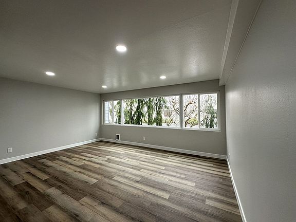 4th image of 4230 Hoyt Ave #3
