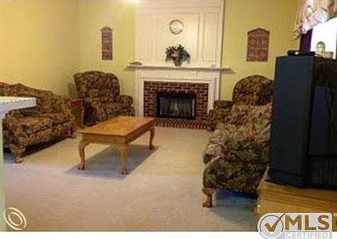 FAMILY ROOM w FIREPLACE.jpg