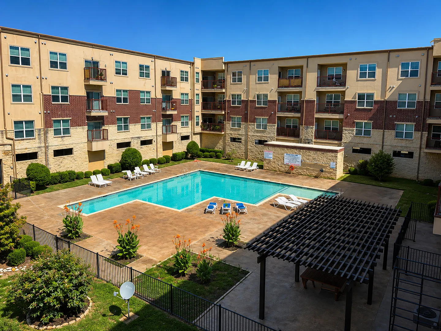 Elegant 2-Bedroom Urban Condo with Pool Views & Resort-Style Amenities — Photo 2
