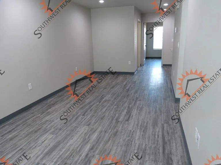 1513 W Llano Estacado — Photo 2