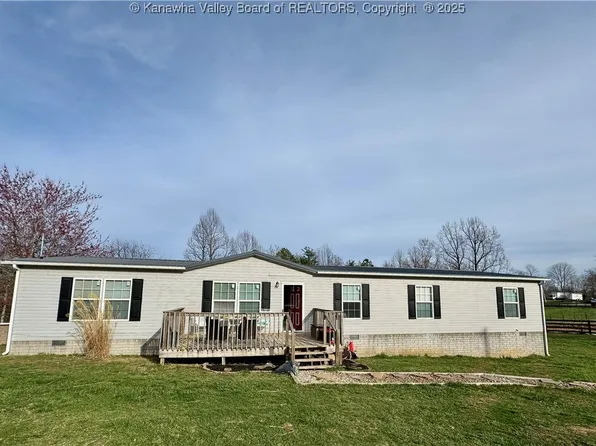 122 Village Ln, Milton, WV 25541
