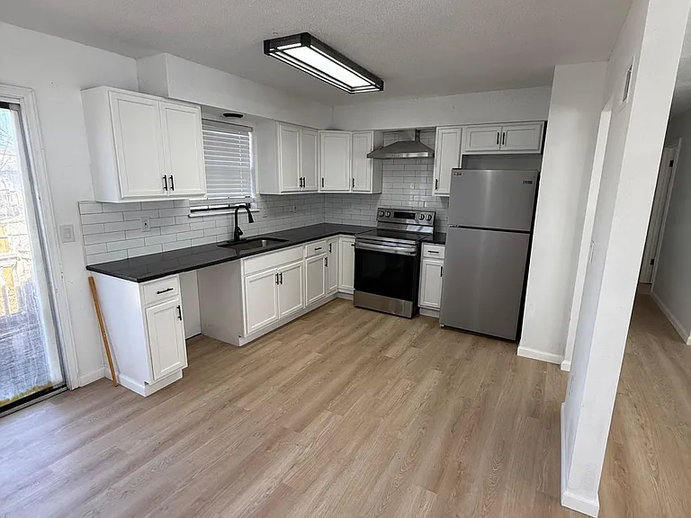 12518 S Locust St — Photo 3