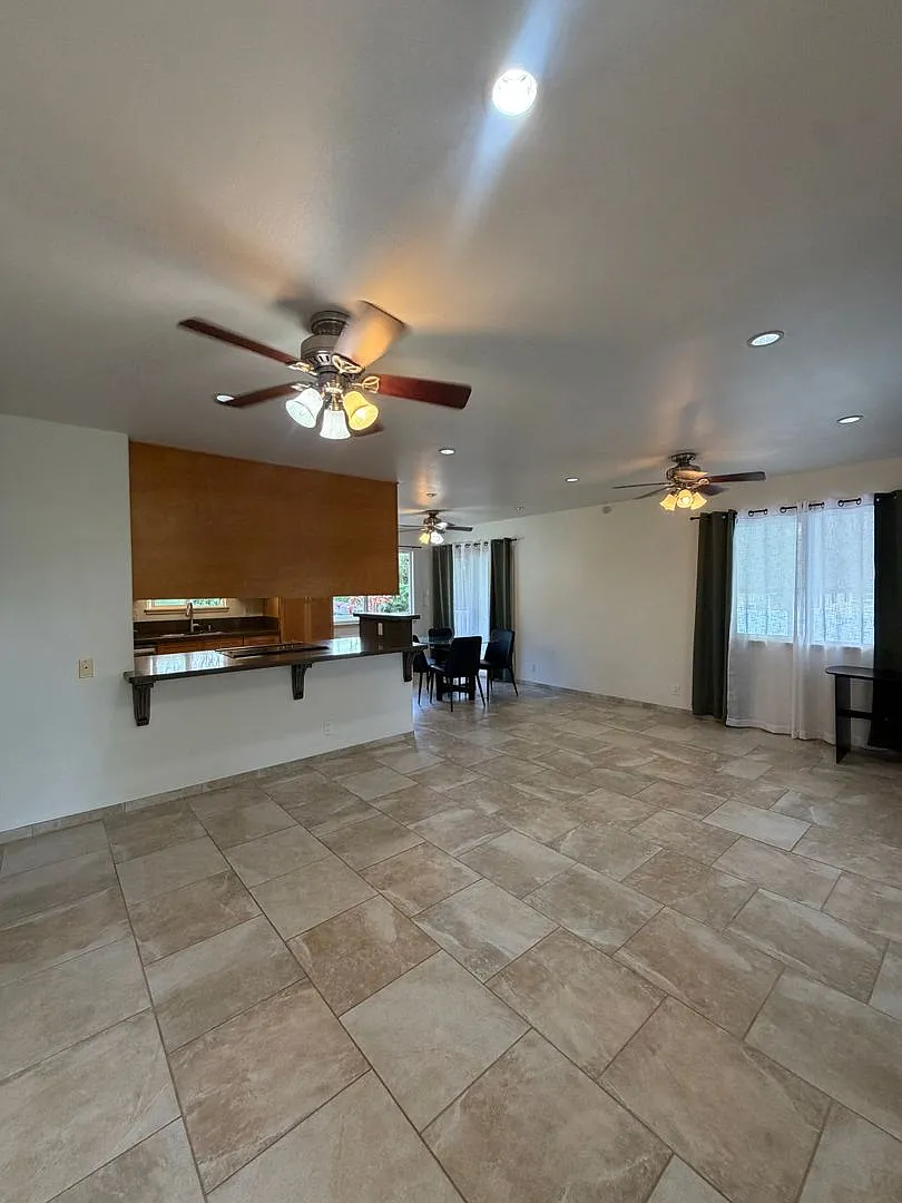 4 Bdrm/3bath Partially Furnished — Photo 3