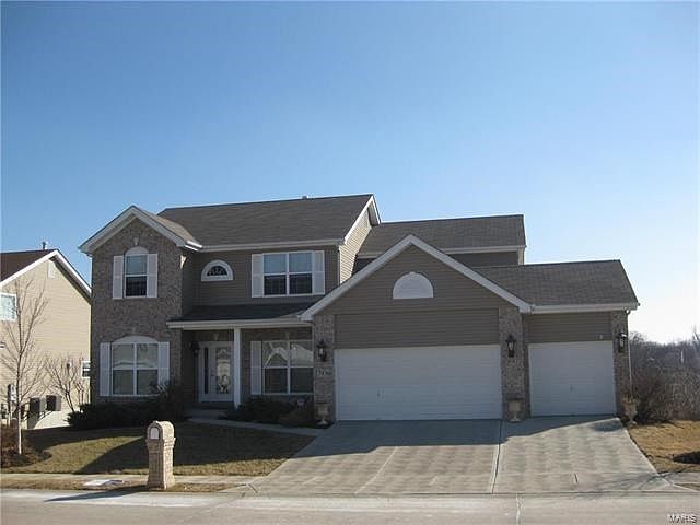 Beautiful Brick Home w/ oversized 3 Car Garage !!