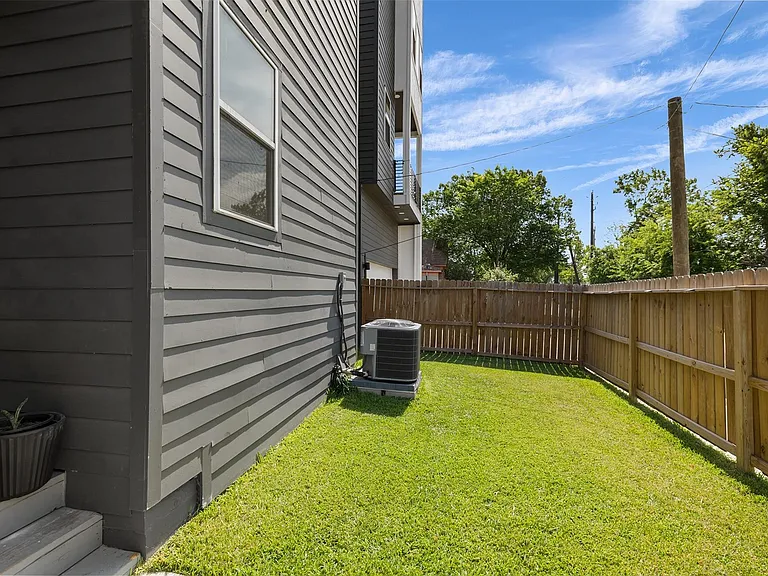 1602 Mary St — Photo 33