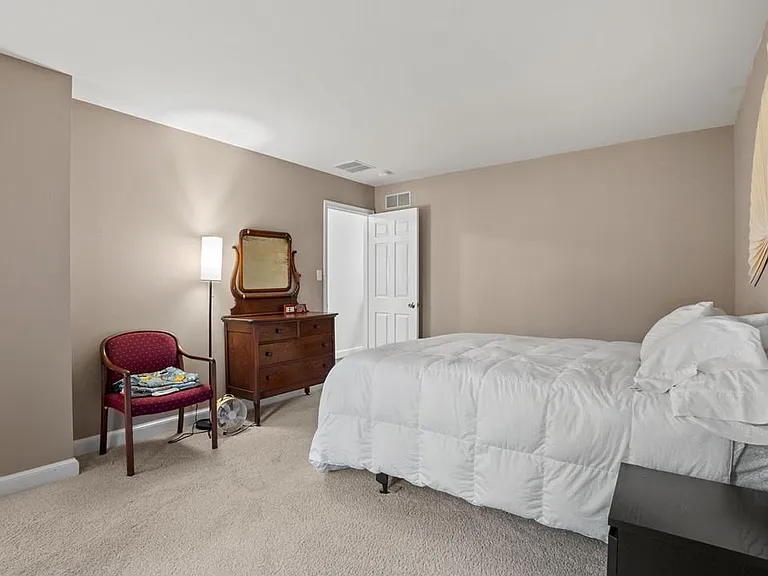 596 Knollwood Rd — Photo 23