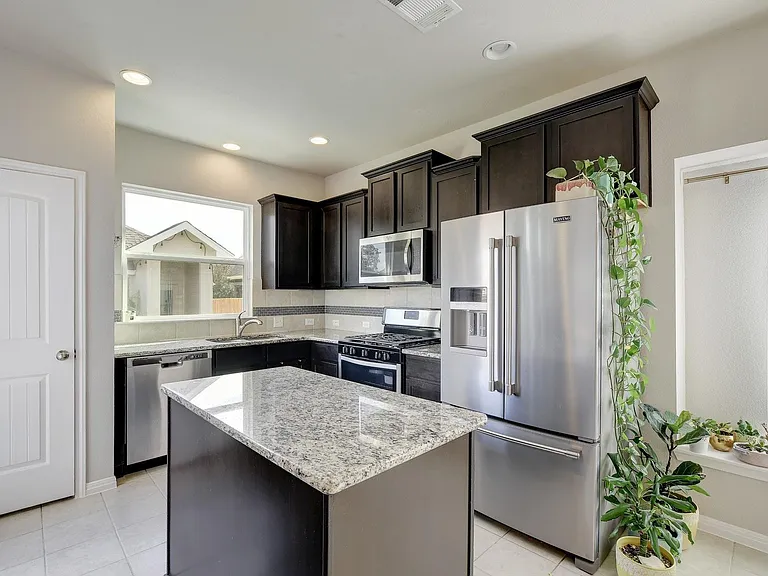 518 Stonewood Ln — Photo 8