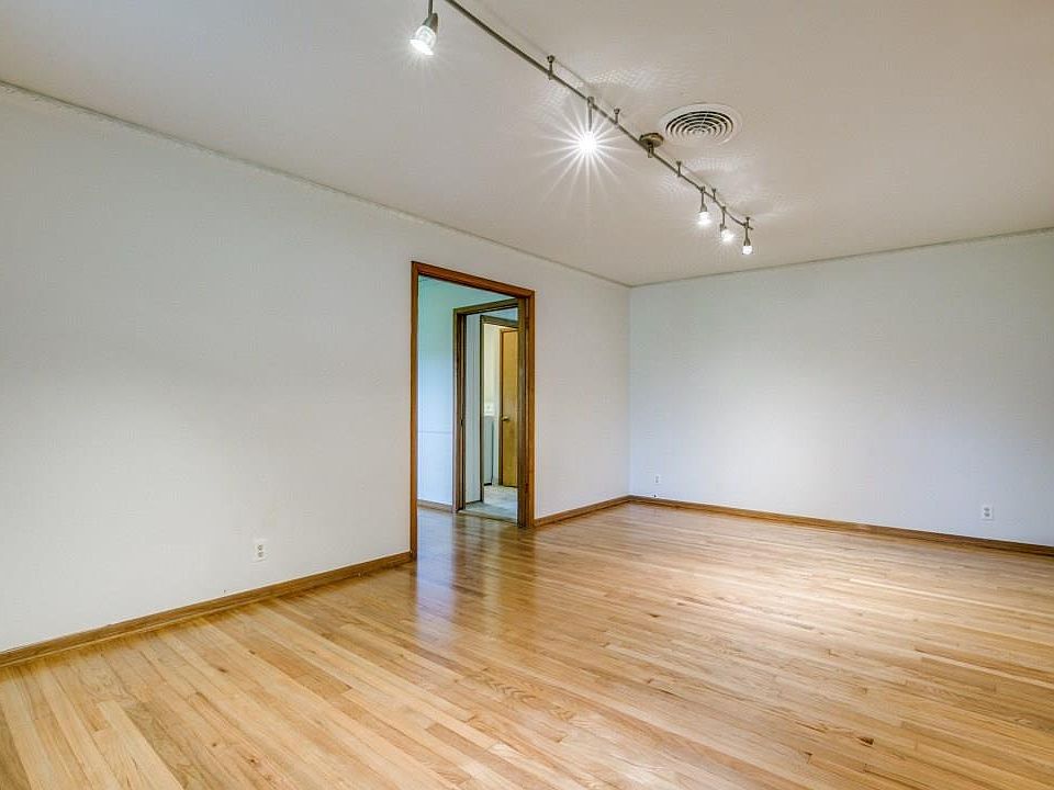 1st image of 2837 Woodmere Dr