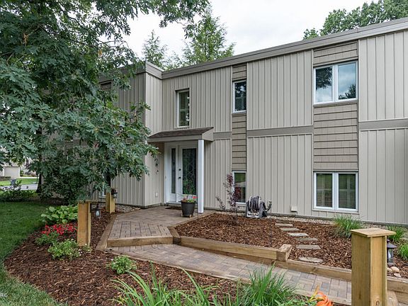 2nd image of 647 Aquaview Dr