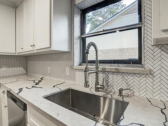 5th image of 5934 Greenmont Dr