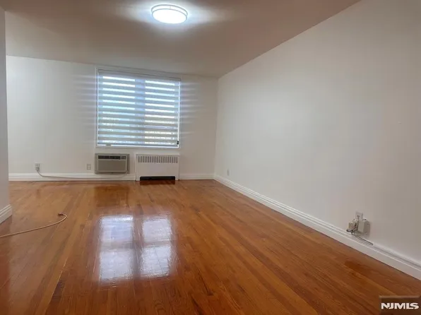 2160 Center Ave APT 4S, Fort Lee, NJ 07024
