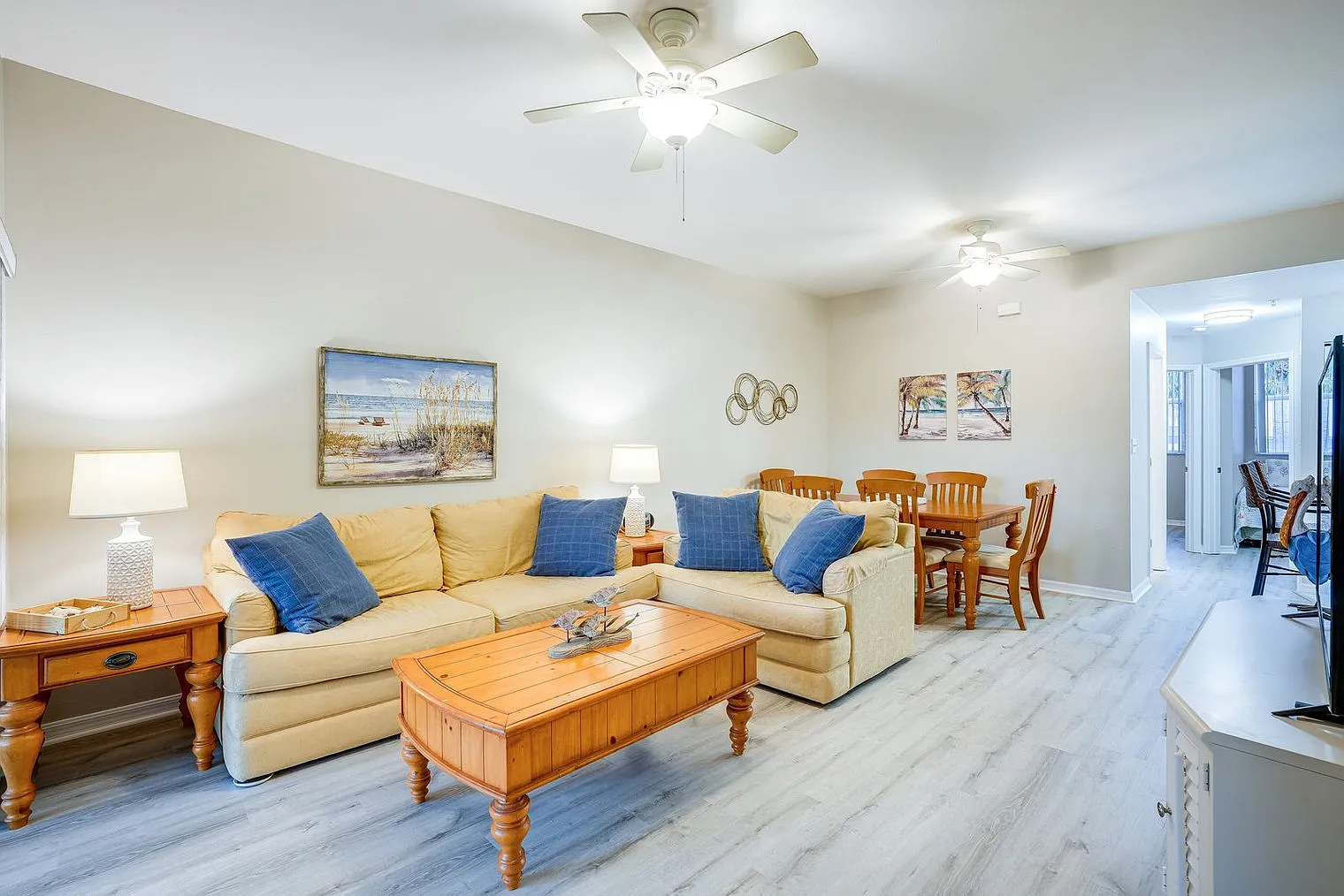 3 bed, 2.0 bath, 1033 sqft, $2,322 — Photo 2