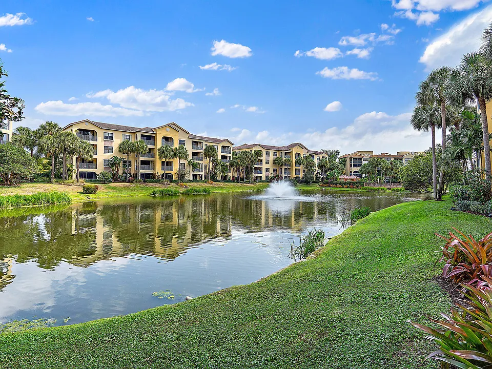 300 Uno Lago Dr #204