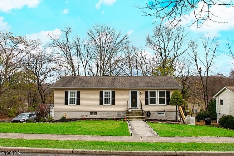 1st image of 27 Birch Dr