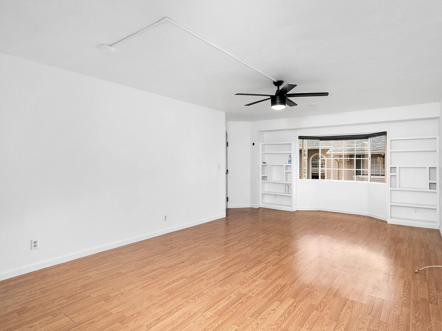 2 bed, 975 sqft, $3,300 — Photo 2