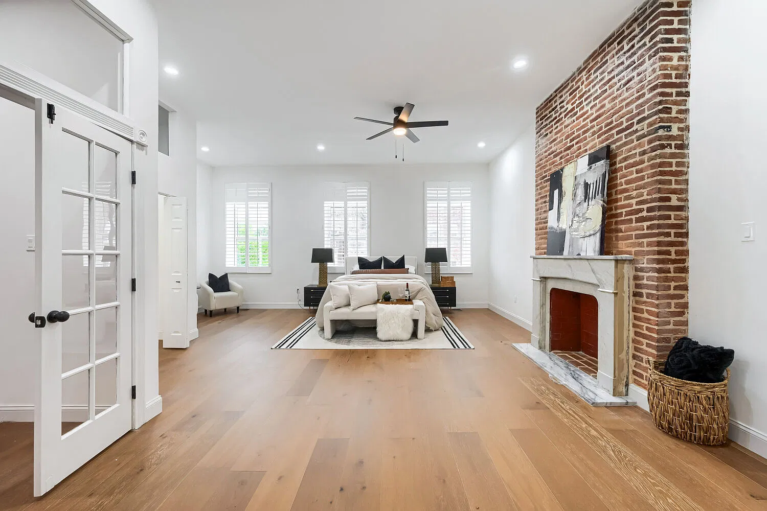 7 bed, 4733 sqft, $1,000 — Photo 1