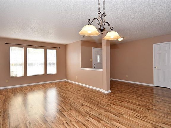 3rd image of 10906 Parker Dr