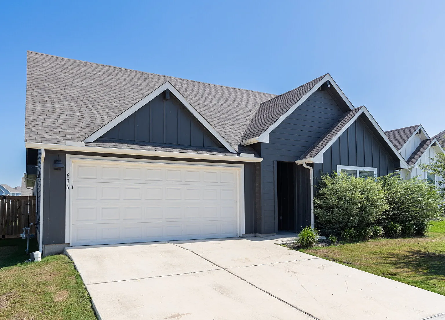 4 bed, 3.0 bath, 2044 sqft, $2,000 — Photo 2