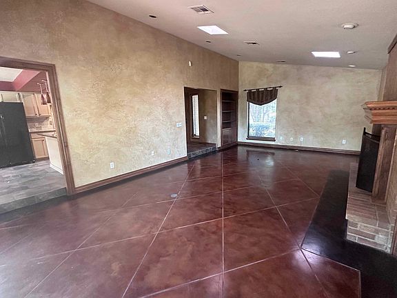 5th image of 804 Lakeside Cir