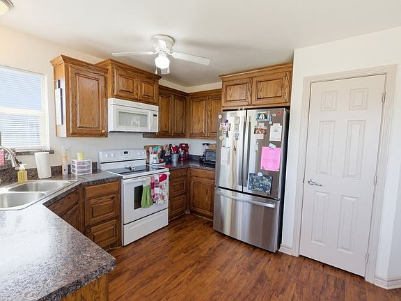 3rd image of 121 Joyce St