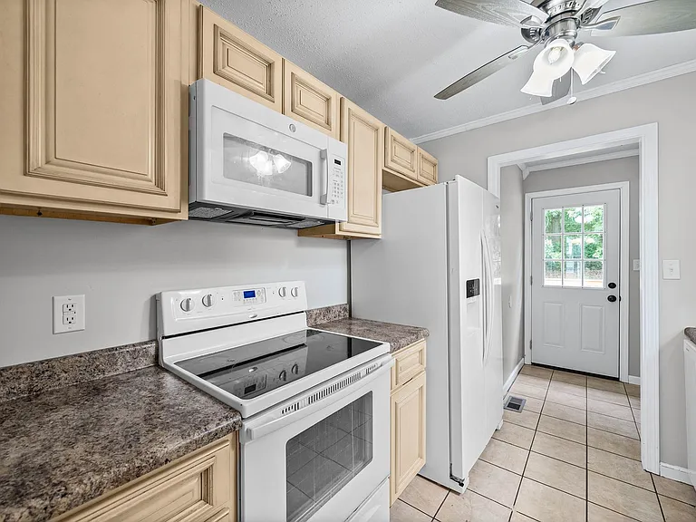 541 Donna Dr — Photo 10