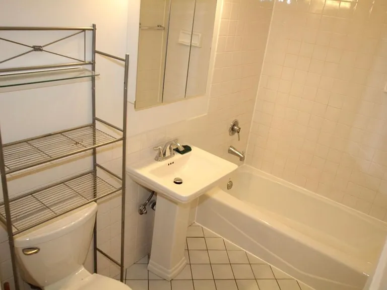 1741 W Byron St #2 — Photo 9