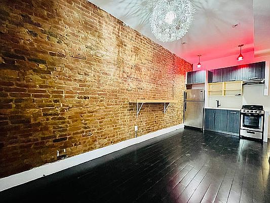 3rd image of 1095 Putnam Ave #1R