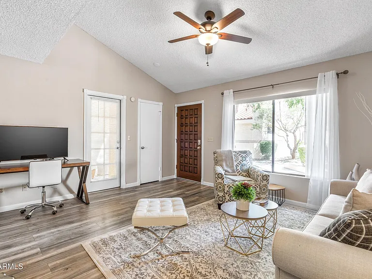 719 E Lola Dr — Photo 7