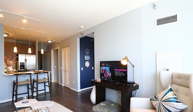1st image of 369 W Hubbard St