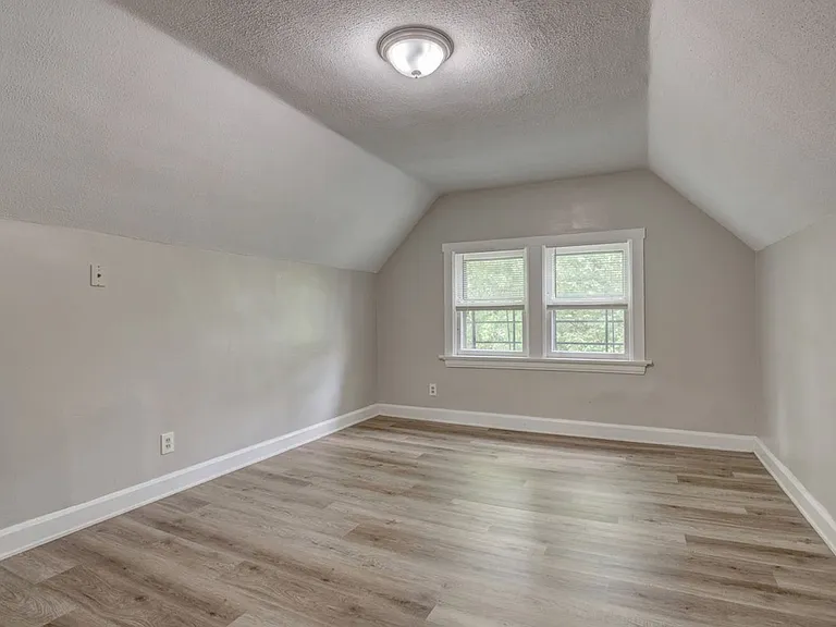 512 Maple Ave — Photo 12