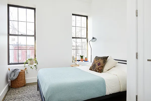 Rented by Venn NY Inc | media 12