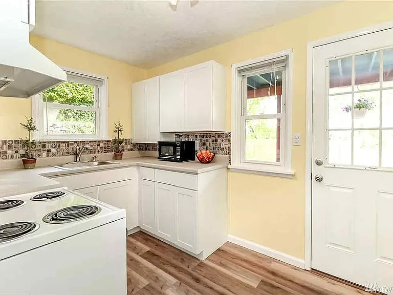 1020 1/2 Chester Ave #1/2 — Photo 9