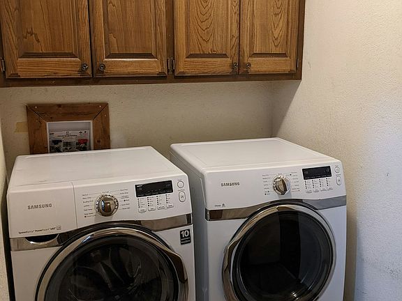 Laundry room with Wash/dryer (from garage))