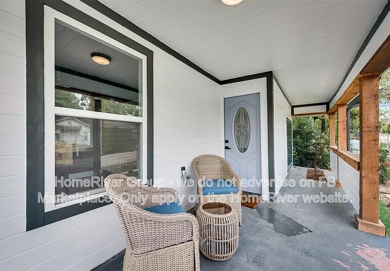 1124 E 11th St — Photo 3