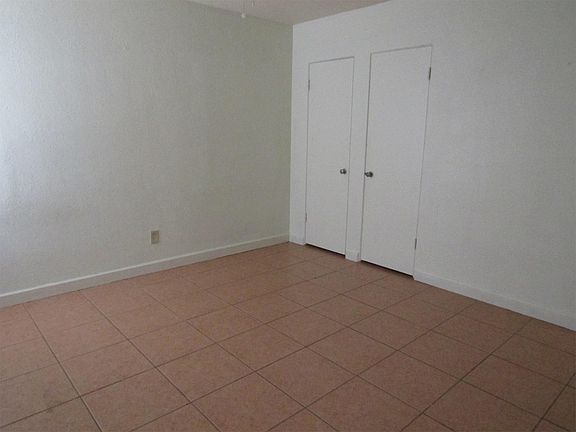 5th image of 606 Lorraine Cir E