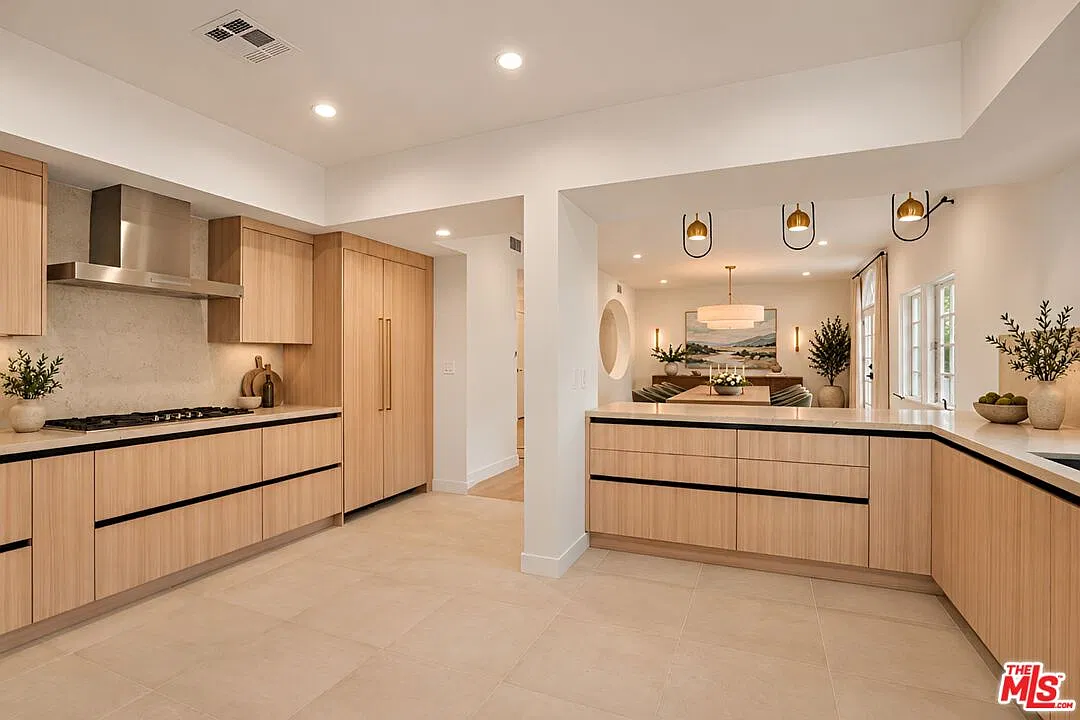 3 bed, 5.0 bath, 3000 sqft, $13,500 — Photo 4