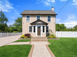 16 West St, West Islip, NY 11795