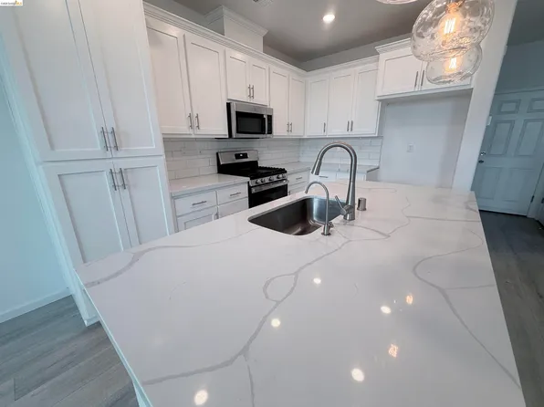 38 Fern Ln, Pittsburg, CA 94565