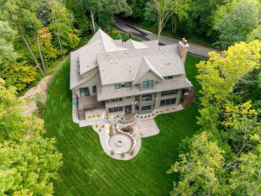 6 bed, 6.5 bath, 8107 sqft, $20,000 — Photo 3