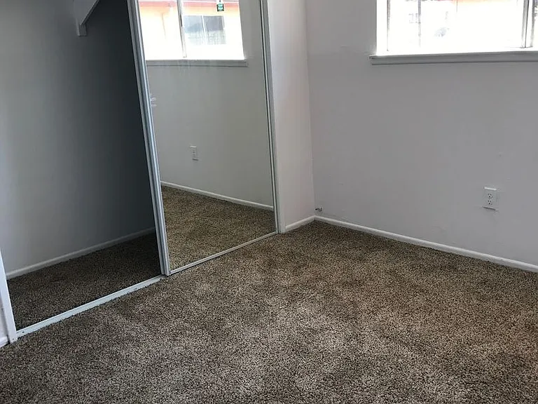4252 Woodlawn Ave — Photo 3