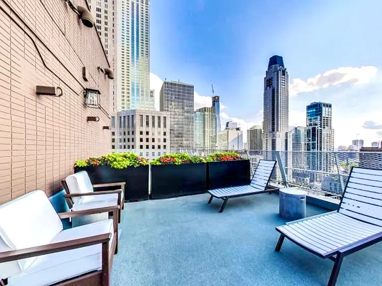 129 E Bellevue Pl #301 — Photo 34
