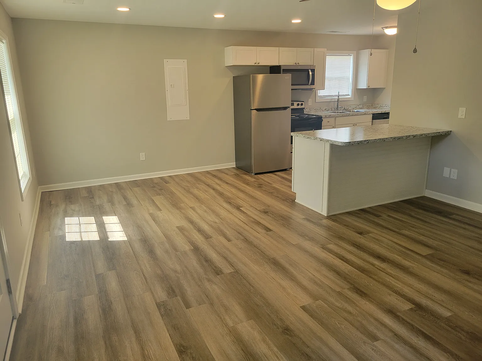 3 bed, 900 sqft, $1,500 — Photo 2