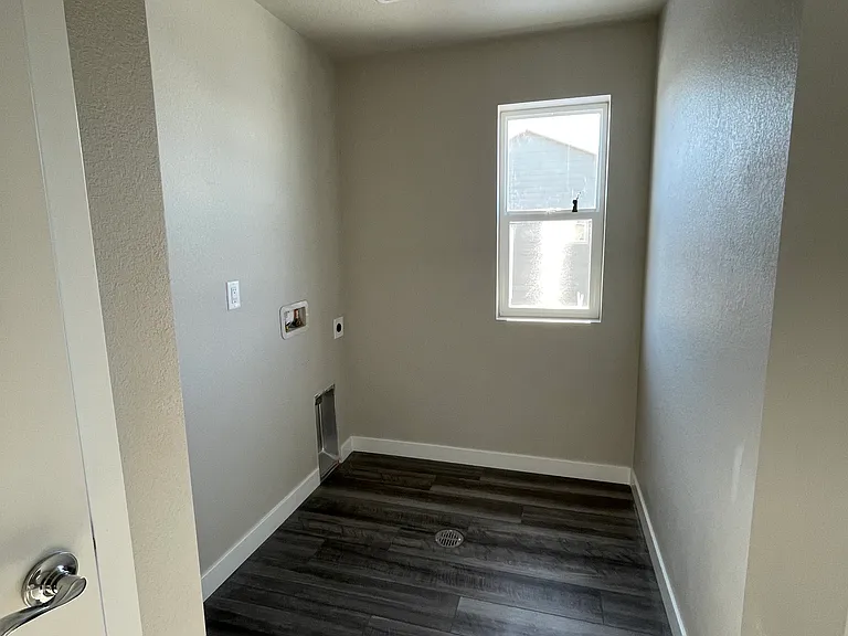 922 Colorado River Ave — Photo 9