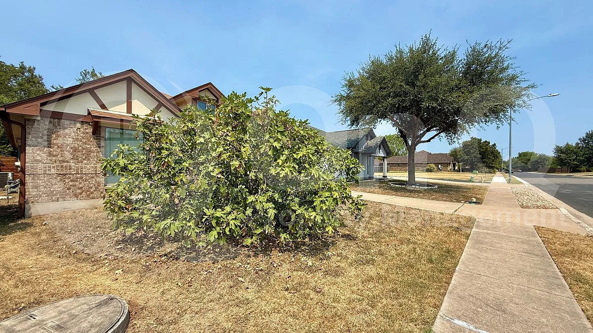 4 bed, 2.0 bath, 1699 sqft, $2,495 — Photo 3