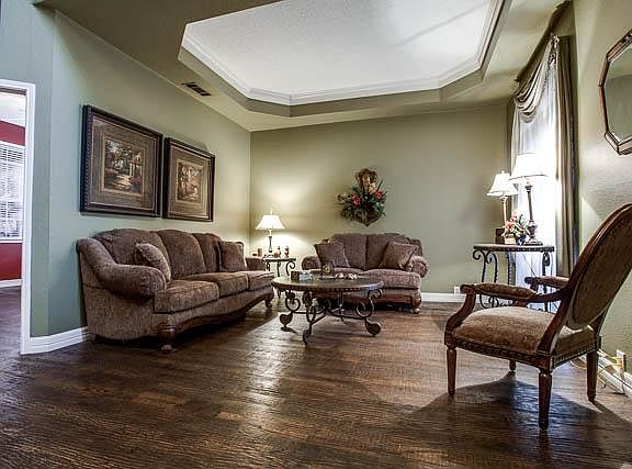 3rd image of 2908 Shasta Dr