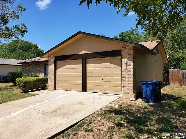3 bed, 2.0 bath, 1067 sqft, $1,595 — Photo 3