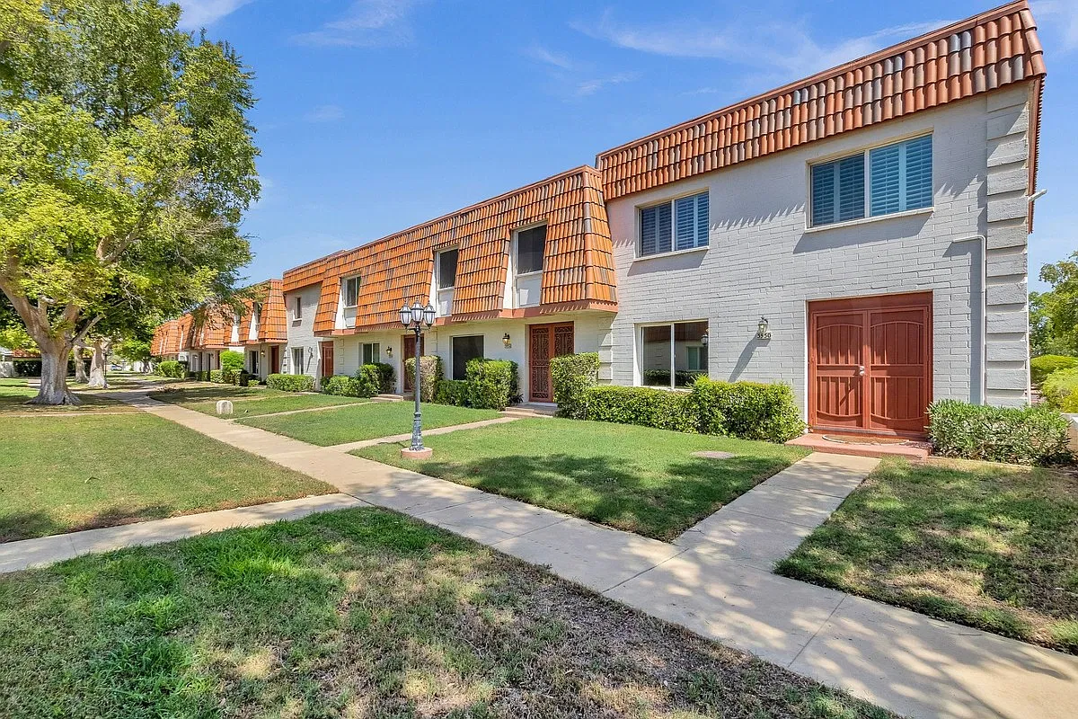 3 bed, 2.5 bath, 1608 sqft, $2,499 — Photo 3