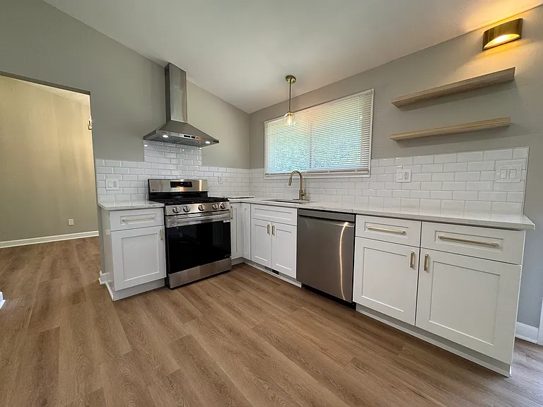 302 Forest View Dr — Photo 4