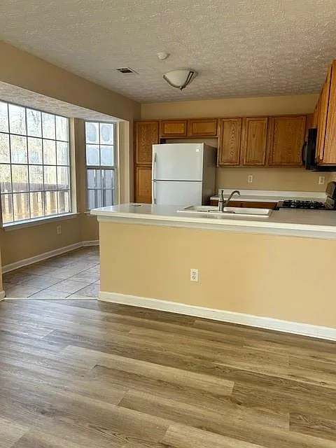 3 bed, 2.0 bath, 1859 sqft, $1,995 — Photo 2