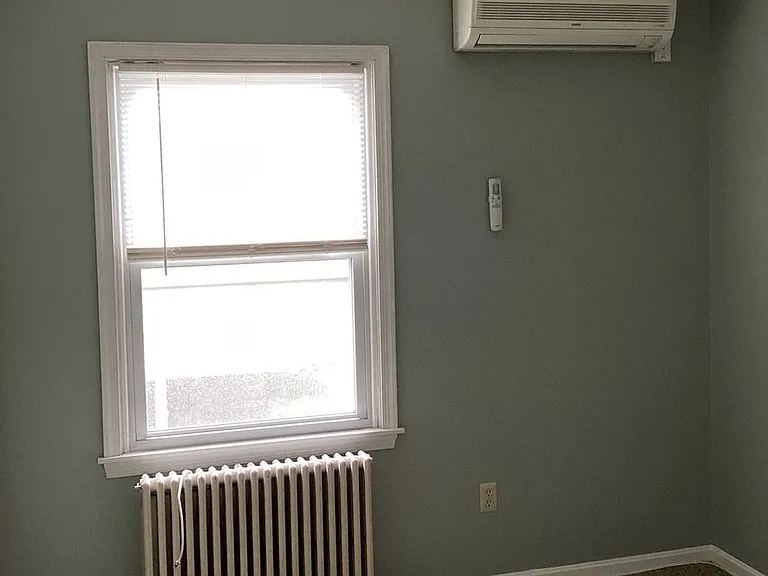 136 E Queen St — Photo 13